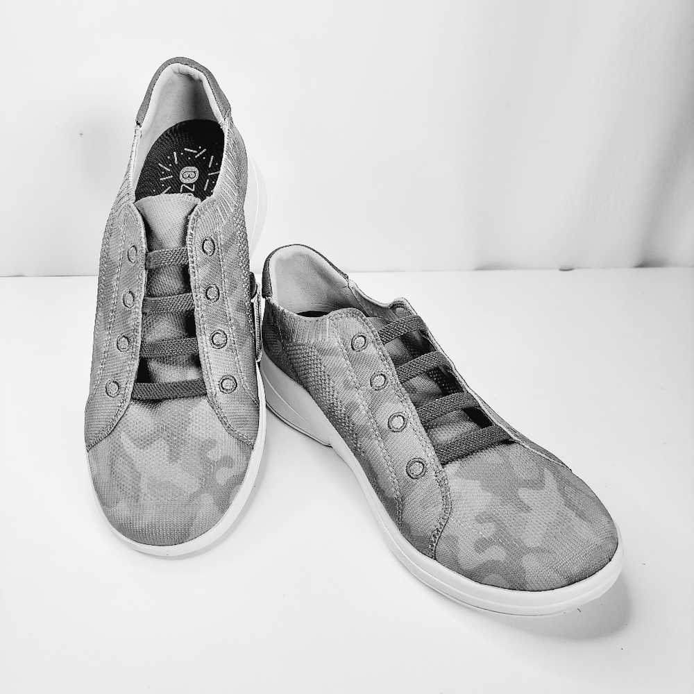 BZees Women's, Golden Knit Sneakers Size 7M. New. Read Comments.